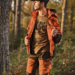 ΚΟΝΤΟΜΑΝΙΚΟ-PINEWOOD-ΜΠΛΟΥΖΑΚΙ-με-σχεδιο-γουρουνι-5508-WILDBOAR-TSHIRT-ΜΠΛΟΥΖΑΚΙ-PINEWOOD